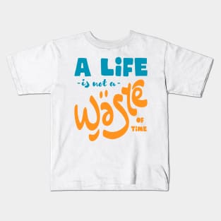 A life is not a waste of time Kids T-Shirt